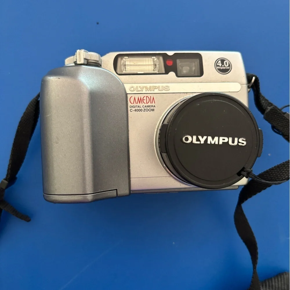 Olympus CAMEDIA C-4000 Zoom 4.0MP Digital Camera